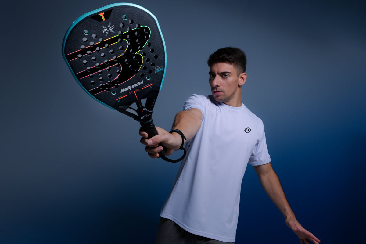 Di Nenno holding the Bullpadel XPLO (2027) Padel racket available in New Zealand from ThePadelShopNZ - Blue
