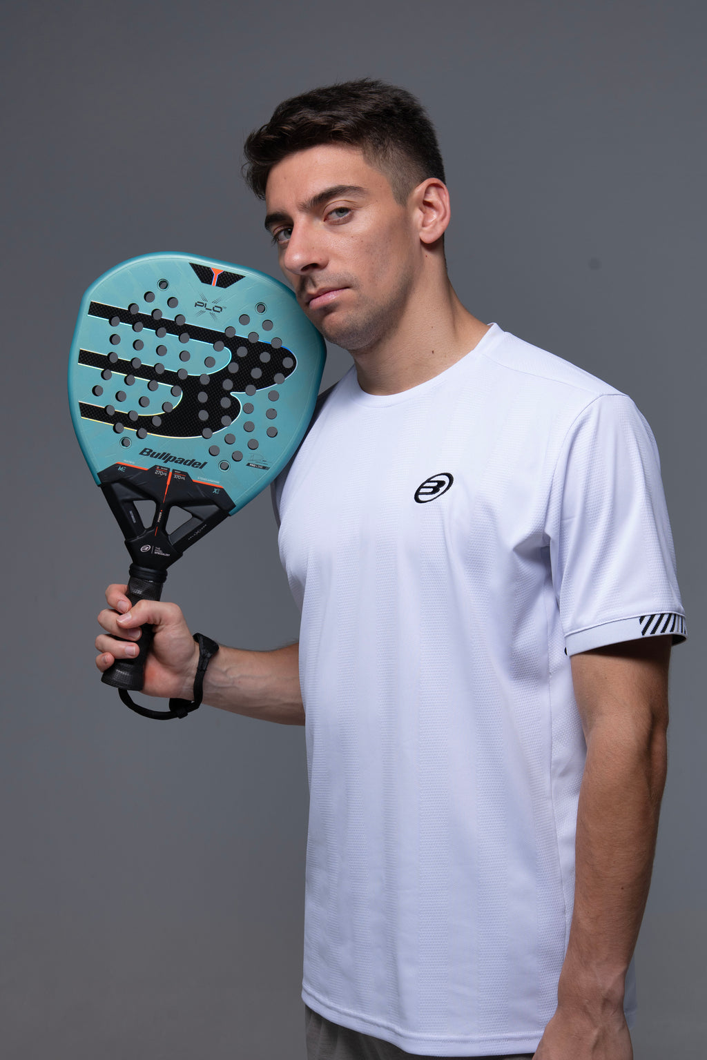 Di Nenno holding the Bullpadel XPLO (2027) Padel racket available in New Zealand from ThePadelShopNZ - Blue