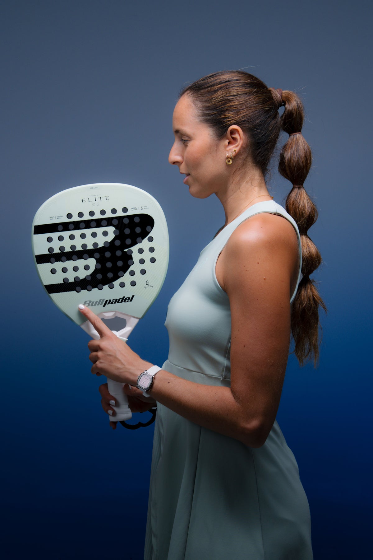 Image of Gemma Triay holding the Bullpadel Elite 02 2027 available in New Zealand from ThePadelShop.co.nz